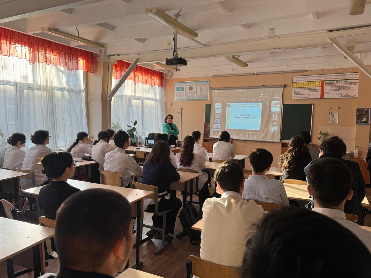 10-11 сыныптар арасында "Көмек" бағдарламасының әр дүйсенбі күні өткізілген кезекті сабағы.