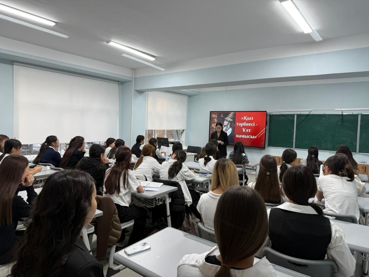 7–9 сынып оқушыларының қыздар жиналысы өтті/Состоялось беседа с девушек учениц 7–9 классов.